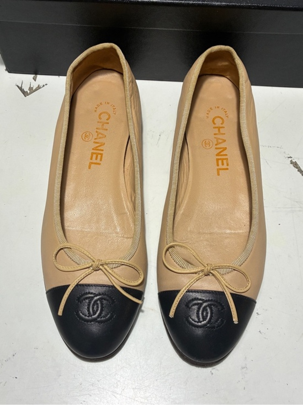 CHANEL Two-Tone Beige and Black Leather Ballet Flats with Bow